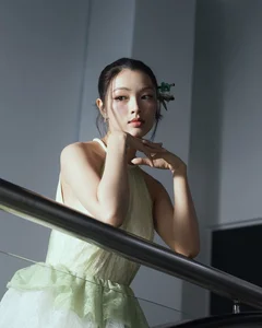 Radiant Beauty: Vietnamese Actress Lan Thy Celebrates Romantic Engagement to Her Conductor Boyfriend After Two Years of Love-9