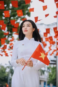 Radiant Beauty: Vietnamese Actress Lan Thy Celebrates Romantic Engagement to Her Conductor Boyfriend After Two Years of Love-5