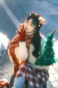 YiTuYu Vol.8588: Discover the Romantic Charm of a Festive Girl with Gifts-26