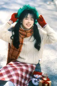 YiTuYu Vol.8588: Discover the Romantic Charm of a Festive Girl with Gifts-9