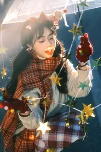 YiTuYu Vol.8588: Discover the Romantic Charm of a Festive Girl with Gifts-33