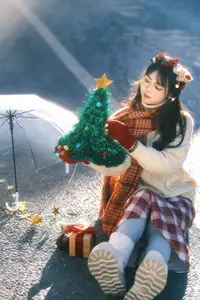 YiTuYu Vol.8588: Discover the Romantic Charm of a Festive Girl with Gifts-37