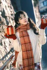 YiTuYu Vol.8588: Discover the Romantic Charm of a Festive Girl with Gifts-0