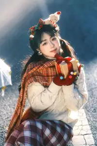 YiTuYu Vol.8588: Discover the Romantic Charm of a Festive Girl with Gifts-3