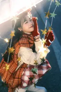 YiTuYu Vol.8588: Discover the Romantic Charm of a Festive Girl with Gifts-23