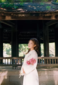 VGU No140 Explore the Graceful Vietnamese Beauty An Elegant Girl Amidst Ancient Architecture Traditional Charm That Captivates-4