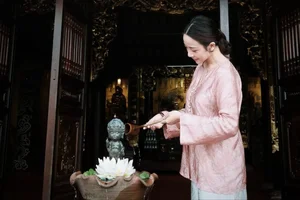 Elegant Vietnamese Beauty at a Peaceful Pagoda: Discover the Serene Style and Spiritual Grace of Vo Nhat Linh-7