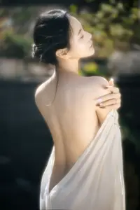 YiTuYu Art Language Vol.8742: Sha Sha's Ethereal Grace by the Pond - A Captivating Visual Journey-3