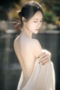 YiTuYu Art Language Vol.8742: Sha Sha's Ethereal Grace by the Pond - A Captivating Visual Journey-11