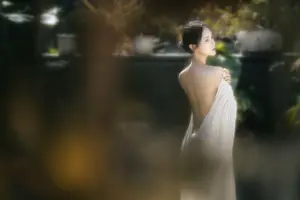 YiTuYu Art Language Vol.8742: Sha Sha's Ethereal Grace by the Pond - A Captivating Visual Journey-5