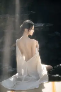 YiTuYu Art Language Vol.8742: Sha Sha's Ethereal Grace by the Pond - A Captivating Visual Journey-2