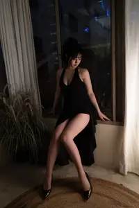 YiTuYu Vol.8830: Yuan Yuan Cheng – Elegant Allure Under Mysterious Light-11