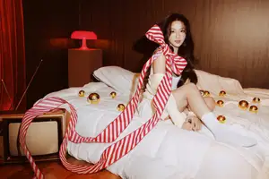 Kha Ngan's Stunning Visual Shines Bright, Embracing Christmas with Youthful, Dynamic Style.-3