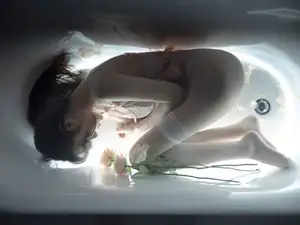 Coser Yi Mi Ba De Da Li Zi: Ethereal Allure in 'Longing Like a Bitter Sea' - A Captivating Scene-4