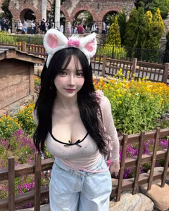 Japanese Hot Girl Wows Fans with Supermodel Figure & Captivating Urban Style-1