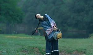 Elegant Aesthetic Portrait Photography: YiTuYu Art Language Vol.9347 Featuring Model Er Yi Zhi in a Cinematic Natural Setting-6