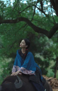 Elegant Aesthetic Portrait Photography: YiTuYu Art Language Vol.9347 Featuring Model Er Yi Zhi in a Cinematic Natural Setting-10