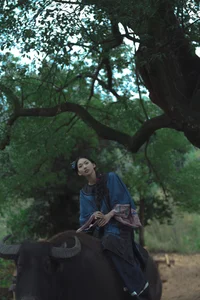 Elegant Aesthetic Portrait Photography: YiTuYu Art Language Vol.9347 Featuring Model Er Yi Zhi in a Cinematic Natural Setting-16