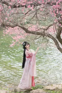 YiTuYu Vol.8759: Jiao Yi Zhi Sui Sui's Grace Amidst Blooming Plum Blossoms-15