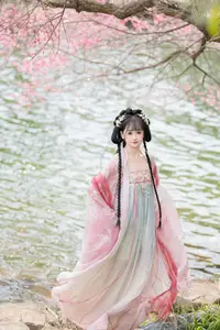 YiTuYu Vol.8759: Jiao Yi Zhi Sui Sui's Grace Amidst Blooming Plum Blossoms-9