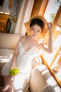 Enchanting Summer Story: Aesthetic Outdoor Portraits by Nian Nian - Dreamy Garden Photography and Light Airy Fashion Inspiration-14