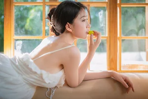 Enchanting Summer Story: Aesthetic Outdoor Portraits by Nian Nian - Dreamy Garden Photography and Light Airy Fashion Inspiration-15