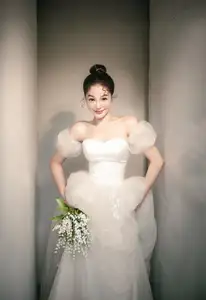 VGU No.178: Sweet Moment: Beautiful Bride Shines in Her Wedding Gown-2