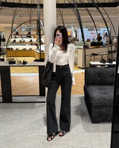 Perfect Jeans Styles for Women Over 40 to Look Chic and Elegant-5