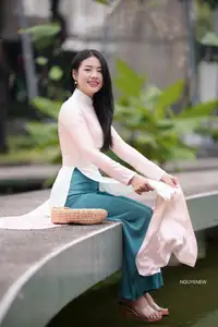 Graceful Vietnamese Lady in Traditional Ao Dai  1000024954-17