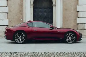 Discover the Unique Beauty of Maserati GranTurismo Meccanica Lirica: An Iconic Italian Sports Car-6