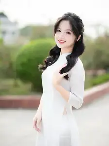 Discover the Timeless Charm of a Vietnamese Girl in Elegant White Ao Dai-0