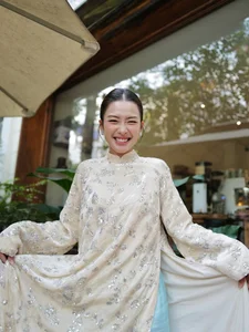Kha Ngan radiates pure elegance in a traditional Vietnamese Ao Dai-7