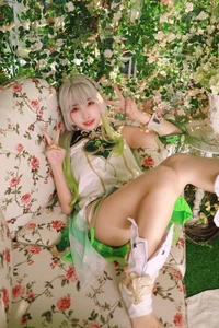 Ethereal Wisdom: Mumu Momo Captures the Divine Essence of Nahida in Stunning Cosplay-12