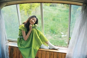 Artistic Portraits in Dali: Xiao U for YiTuYu Art Language Vol.9132 - Vintage Bus Aesthetic-6