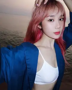 Streamer Mina Young's Beauty Amidst Faker Standee Controversy: What's the Truth?-1