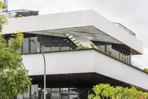 Stunning Modern Floating House Design: An Innovative Urban Oasis with Sustainable Architecture and Minimalist Interiors for Contemporary City Living-0