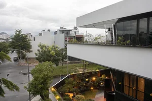 Stunning Modern Floating House Design: An Innovative Urban Oasis with Sustainable Architecture and Minimalist Interiors for Contemporary City Living-8