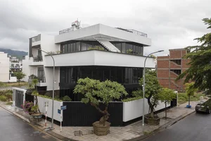 Stunning Modern Floating House Design: An Innovative Urban Oasis with Sustainable Architecture and Minimalist Interiors for Contemporary City Living-4