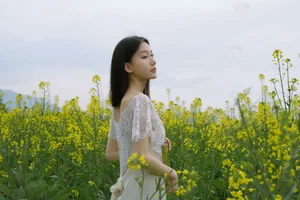 Ethereal Beauty: Xiao Yue Amidst Rapeseed Blooms in Art Language Vol.8948-6