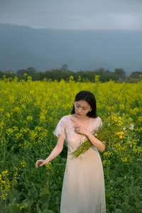 Ethereal Beauty: Xiao Yue Amidst Rapeseed Blooms in Art Language Vol.8948-14