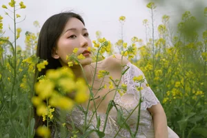 Ethereal Beauty: Xiao Yue Amidst Rapeseed Blooms in Art Language Vol.8948-34