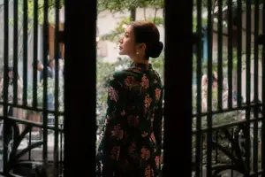 Elegant Asian Beauty: Serene Woman in Modernized Traditional Dress with Vintage Floral Vase-10