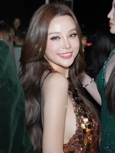 Huyen Baby Redefines Red Carpet Elegance in a Stunning Shimmering Evening Gown-3