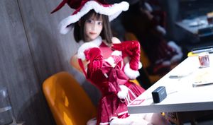 Coser Sanshuizi Dazzles in Charming Christmas Dress-16