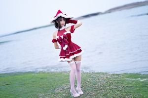 Coser Sanshuizi Dazzles in Charming Christmas Dress-19
