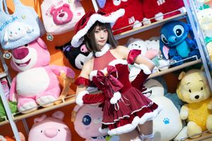 Coser Sanshuizi Dazzles in Charming Christmas Dress-17