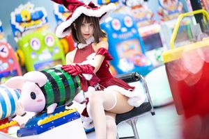 Coser Sanshuizi Dazzles in Charming Christmas Dress-2