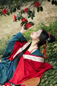 Elegant Qi Ni Si Mao: A Timeless Portrait in Traditional Attire & Camellias - YiTuYu Vol.8689-3