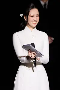 Miss Thuy Van: Modest yet captivating elegance in a pastel blue dress-6