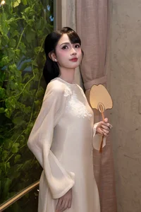 Elegant Vietnamese Flight Attendant Gabriella Bùi Shines in Traditional Ao Dai Fashion: A Fusion of Grace and Cultural Heritage-5